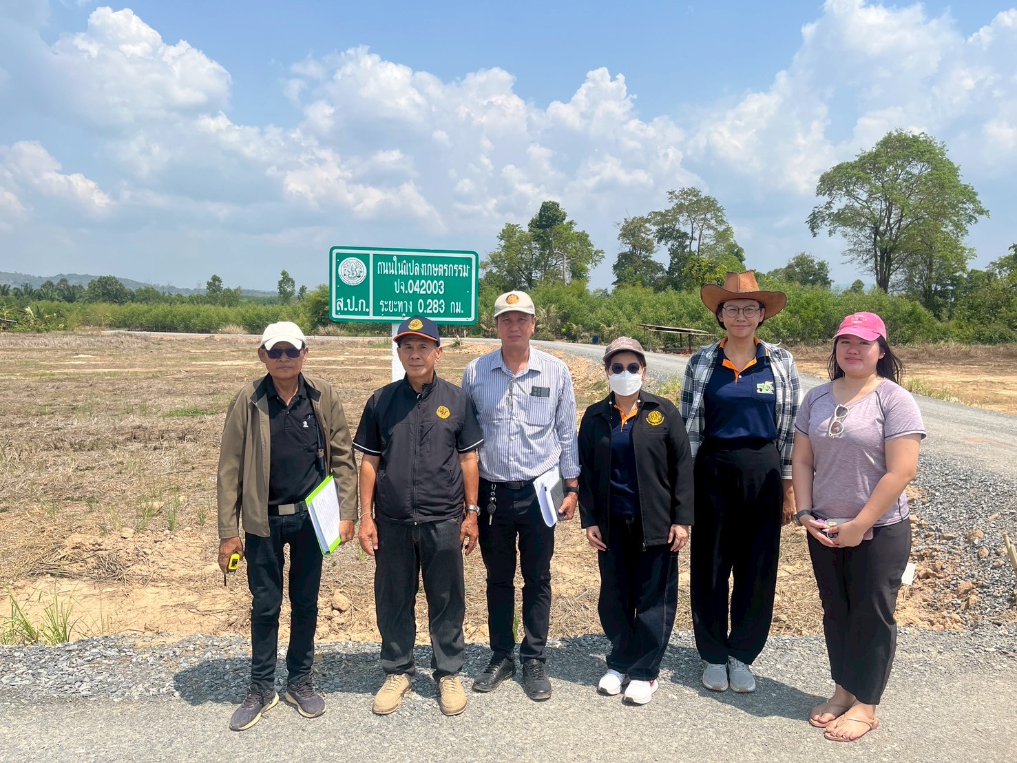 title - วันที่ 17 มีนาคม 2569 นายวิทูล ประดิษฐบุญ ปฏิรูปที่ดินจังหวัดปราจีนบุรี  มอบหมายให้ นายเชวงศักดิ์ อะปะมาตร ผู้อำนวยการกลุ่มงานช่างและแผนที่  นางรักษ์หทัยรัตน์ เมทนีกรชัย หัวหน้าฝ่ายบริหาร และเจ้าหน้าที่ ส.ป.ก.ปราจีนบุรี ลงพื้นที่ตรวจรับงานก่อสร้างถนนสายซอยในแปลงเกษตรกรรม ในเขตปฏิรูปที่ดิน ให้แก่เกษตรกรผู้ไร้ที่ดินทำกิน
